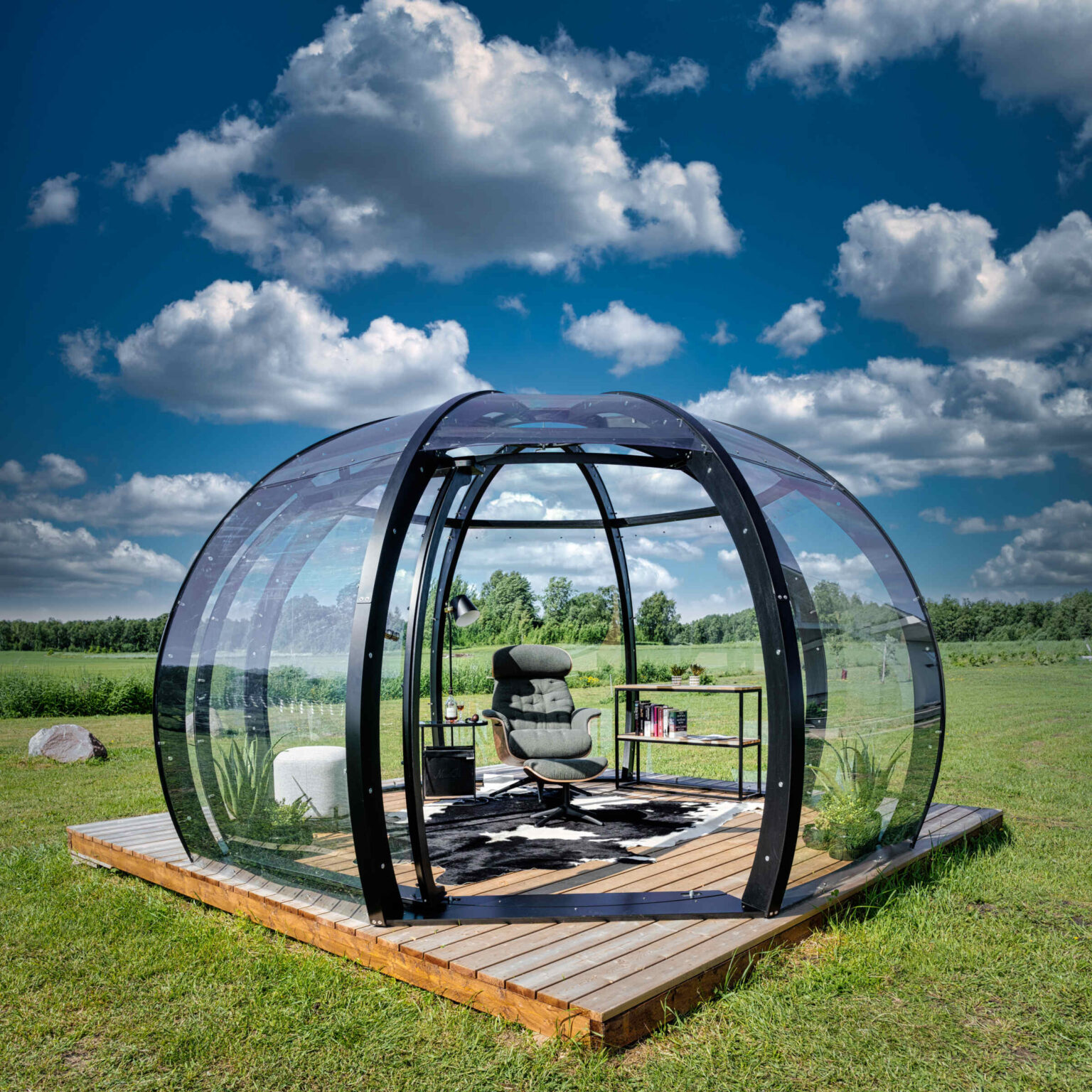 Nordic Dome, mis on loodud vaikse lugemisnurgana koos diivaniga